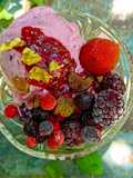 Helado saludable de frutas del bosque