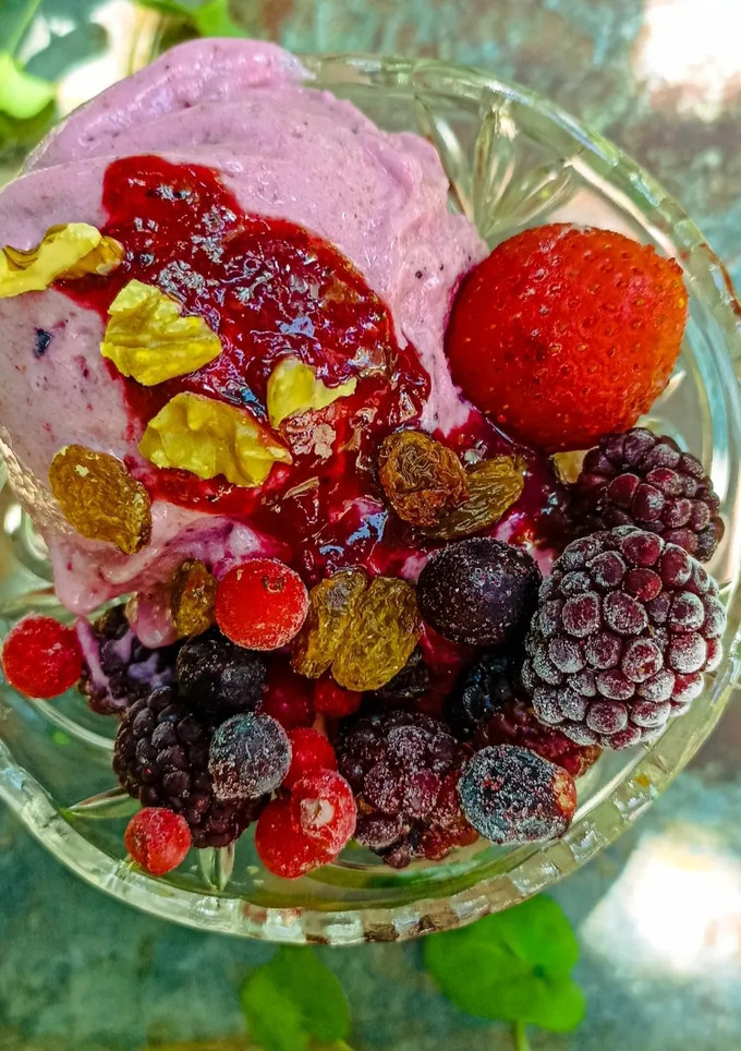 Una foto de Helado saludable de frutas del bosque