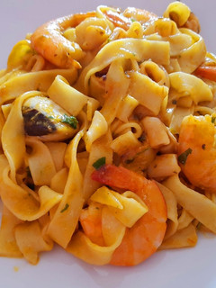 Una foto de Tagliatelle al huevo con langostinos