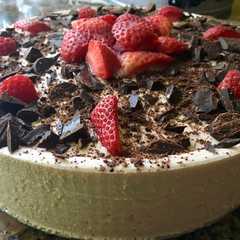 Una foto de Torta helada de frutilla