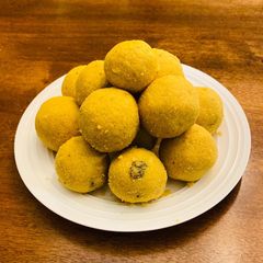 A picture of Besan ladoo.