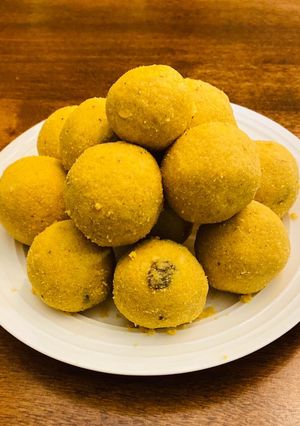 A picture of Besan ladoo.