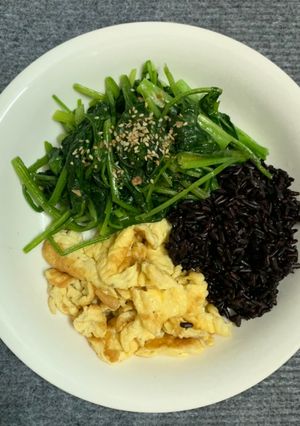 Hình của món Trứng chiên + cải bó xôi xào: Giảm cân healthy + eatclean.