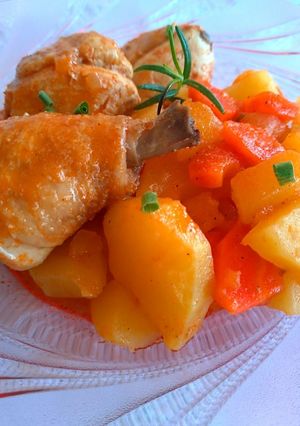 Foto de Frango estufado com cenouras e batatas