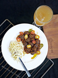 A picture of Meatballs sauce.