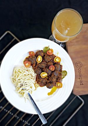A picture of Meatballs sauce.
