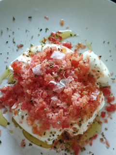 Una foto de Queso Burrata y tomate
