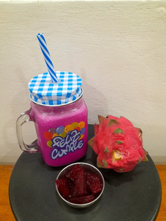 ડ્રેગન ફ્રુટ મિલ્કશેક (Dragon Fruit Milkshake Recipe In Gujarati) રેસીપી મુખ્ય ફોટો