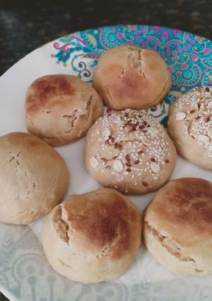 A picture of Wheat buns.