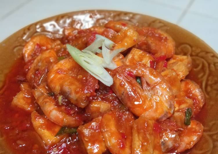 Bagaimana Menyiapkan Udang saus Padang, Sempurna