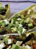 Barquitas de endibias con verduras, aguacate y queso fresco