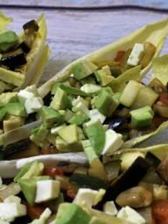 Una foto de Barquitas de endibias con verduras, aguacate y queso fresco