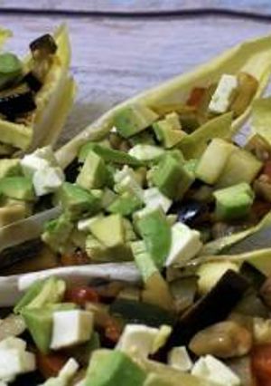 Una foto de Barquitas de endibias con verduras, aguacate y queso fresco