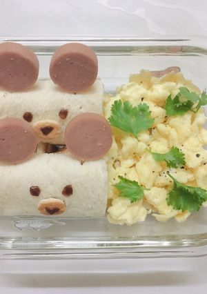 Hình của món Sandwich gấu xúc xích trứng.