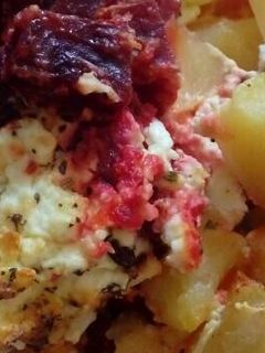 Céklás, fetás tepsiben sült burgonya recept fotója