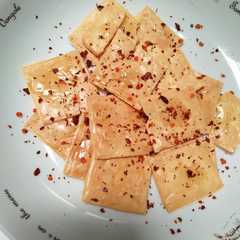 A picture of Keripik Pangsit Keju DEBM.