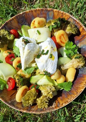 Une photo de Salade de gnocchis aux légumes et mozzarella