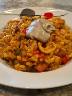 Una foto de Arroz con chipirones y mayonesa de ajo negro