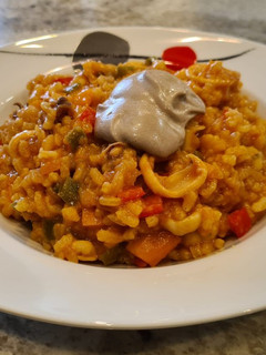 Una foto de Arroz con chipirones y mayonesa de ajo negro
