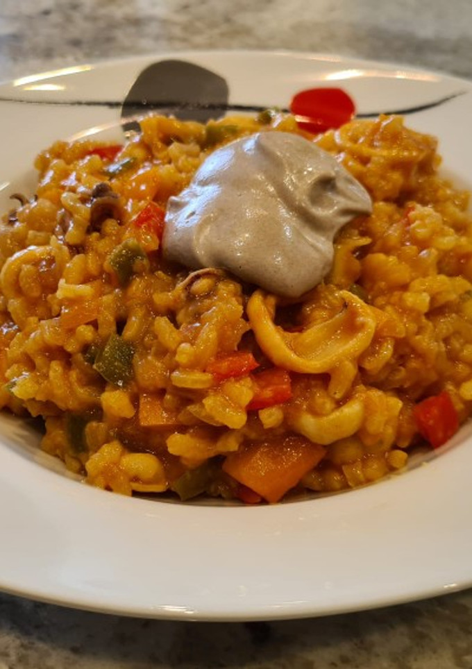 Una foto de Arroz con chipirones y mayonesa de ajo negro