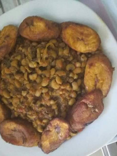 A picture of Porriage beans and fried plantain.