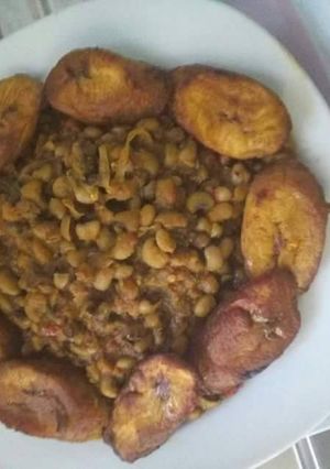 A picture of Porriage beans and fried plantain.