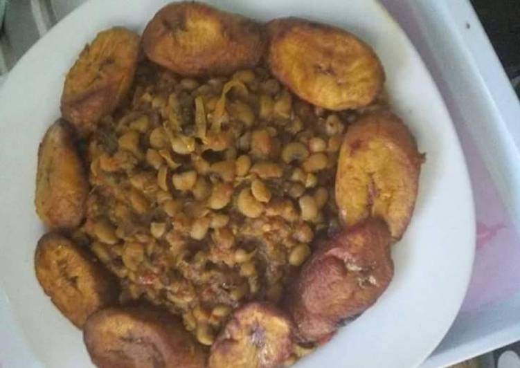 Porriage beans and fried plantain