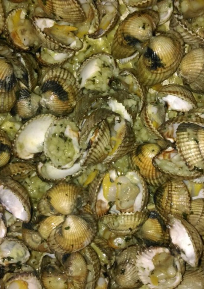 Una foto de Berberechos salteados con finas hierbas