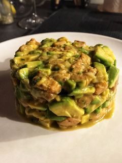 Una foto de Tartar salmón y aguacate