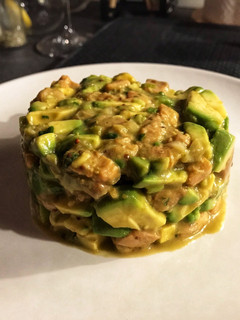 Una foto de Tartar salmón y aguacate