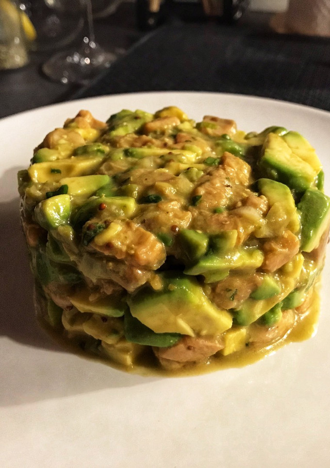 Una foto de Tartar salmón y aguacate