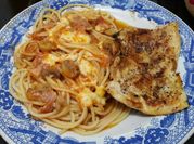 Una foto de spaghetti con pechuga de pollo