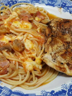 Una foto de Spaghetti rojo con pechuga de pollo