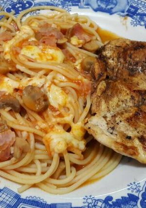 Una foto de Spaghetti rojo con pechuga de pollo
