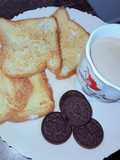 Toast,oreo biscuits and cinnamon tea