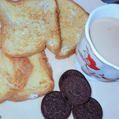 A picture of Toast,Oreo biscuits and cinnamon tea.