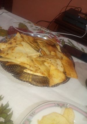 Una foto de Nachos al horno y tortillas para tacos