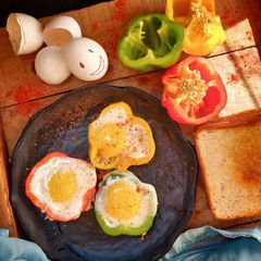 A picture of Egg in a pepper.