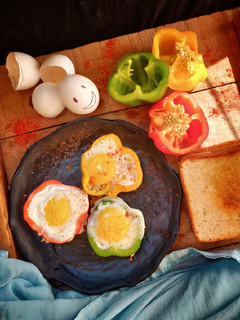 A picture of Egg in a pepper.