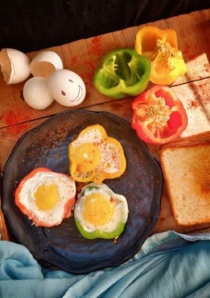 A picture of Egg in a pepper.