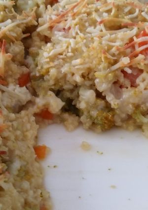 Una foto de Mijo con brócoli y zanahoria