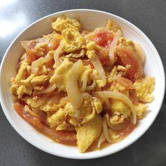 A picture of Scrambled Eggs with Tomatoes and Onions.