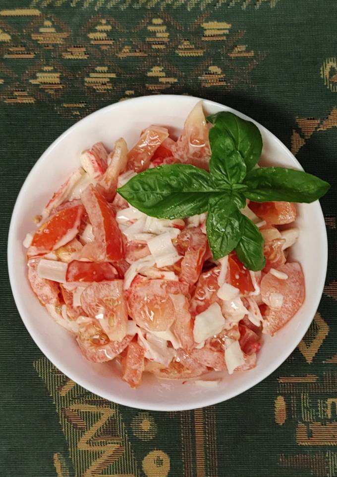 Салат з крабовими паличками та помідорами