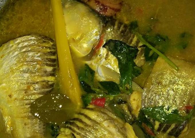 Resep Bandeng bumbu kuning asam pedes, segerrr yang Lezat