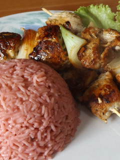 Una foto de Carne de cerdo con arroz rosa