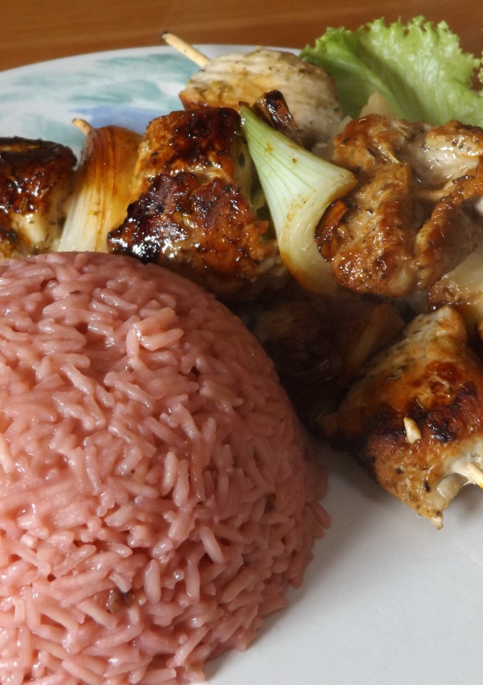 Una foto de Carne de cerdo con arroz rosa