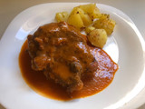 Carrilleras de cerdo con salsa de pimientos y oporto