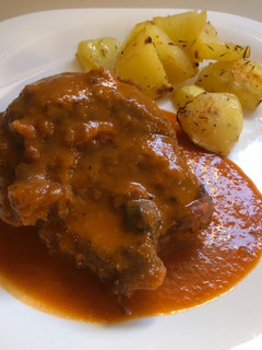 Una foto de Carrilleras de cerdo con salsa de pimientos y oporto