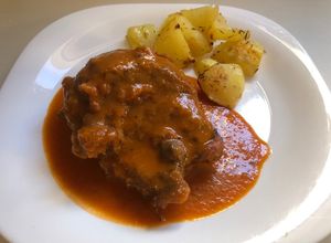 Foto principal de Carrilleras de cerdo con salsa de pimientos y oporto