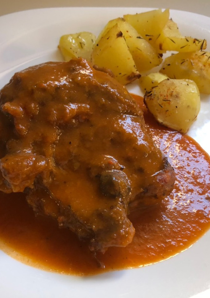 Una foto de Carrilleras de cerdo con salsa de pimientos y oporto